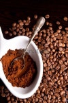 spoon full of ground coffee on the roasted beans 이미지... 게티이미지뱅크 spoon full of ground coffee on the roasted beans