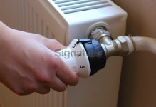 Turning on the radiator to save energy 이미지 (466918781) - 게티이미지뱅크 Turning on the radiator to save energy