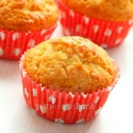 Muffins in red cups on white background 이미지 (164198250) - 게티이미지뱅크 Muffins in red cups on white background