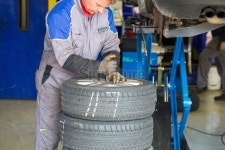 Auto repar shop...worker is prepairing tires for winter 이미지... Auto repar shop...worker is prepairing tires for winter