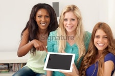 Women showing tablet PC with blank screen. 이미지 (180867274) - 게티이미지뱅크 Women showing tablet PC with blank screen.