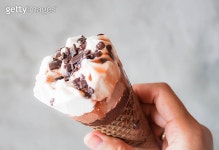 와플마레(Waffle mare) | Melted ice cream waffle cone in hand 이미지 (179252577) - 게티이미지뱅크 Melted ice cream waffle cone in hand