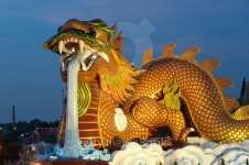 Beautiful outdoor large golden dragon in temple. 이미지 (177824901) - 게티이미지뱅크 Beautiful outdoor large golden dragon in...
