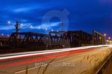 Bridge with traffic at twilight 이미지 (175117263) - 게티이미지뱅크 Bridge with traffic at twilight