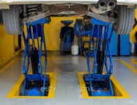 Car under repair on hoist at service station 이미지 (452652897) - 게티이미지뱅크 Car under repair on hoist at service station