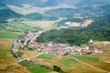 Village in the valley 이미지 (178137580) - 게티이미지뱅크 Village in the valley