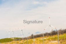 Wind turbines on the hill 이미지 (187362589) - 게티이미지뱅크 Wind turbines on the hill