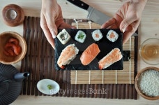 hands cooking sushi 이미지 (532471257) - 게티이미지뱅크 hands cooking sushi