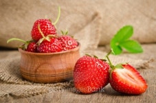 Ripe Strawberry in a wooden Bowl on burlap background 이미지 (509922365) - 게티이미지뱅크 Ripe Strawberry in a wooden Bowl on... 