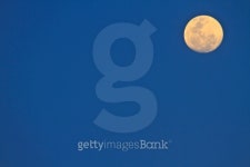 full moon in dark sky 이미지 (487173479) - 게티이미지뱅크 full moon in dark sky