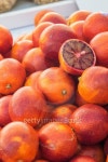 Red orange fruit in a market 이미지 (509822515) - 게티이미지뱅크 Red orange fruit in a market