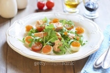 Holiday salad with salmon, quail eggs, tomatoes and red caviar 이미지 (525627209) - 게티이미지뱅크 Holiday salad with salmon... 