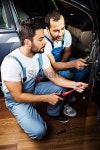 Young mechanic team fixing car at auto repair shop 이미지... 게티이미지뱅크 Young mechanic team fixing car at auto repair shop