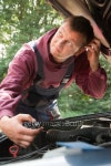 Automechaniker an offener Motorhaube 이미지 (467847705) - 게티이미지뱅크 Automechaniker an offener Motorhaube