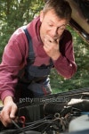 Automechaniker an offener Motorhaube 이미지 (467847711) - 게티이미지뱅크 Automechaniker an offener Motorhaube