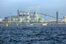 port of a refinery with oil deposits 이미지 (494838191) - 게티이미지뱅크 port of a refinery with oil deposits