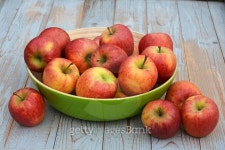 apples in a green fruit bowl on wooden background 이미지 (529602187) - 게티이미지뱅크 apples in a green fruit bowl on wooden... 