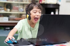 Little boy playing pc game at home 이미지 (513270881) - 게티이미지뱅크 Little boy playing pc game at home