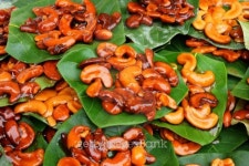 Cashew nut with honey on leaves. 이미지 (480665037) - 게티이미지뱅크 Cashew nut with honey on leaves.
