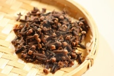 Cloves are the aromatic dried flower buds used in cooking 이미지 (466763123) - 게티이미지뱅크 Cloves are the aromatic dried... 