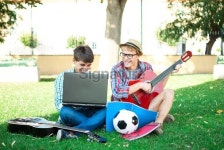 Teens playing guitar and having fun outside 이미지 (468819665) - 게티이미지뱅크 Teens playing guitar and having fun outside