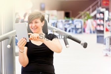 She his checking her trainingsplan on a tablet PC 이미지... 게티이미지뱅크 She his checking her trainingsplan on a tablet PC
