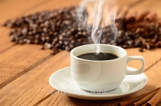 Coffee cup with smoke and coffee beans around 이미지 (529332135) - 게티이미지뱅크 Coffee cup with smoke and coffee beans around