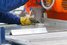 Hands cutting thin core of aluminium alloy 이미지 (519746185) - 게티이미지뱅크 Hands cutting thin core of aluminium alloy