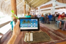 Holding tablet PC in restaurant 이미지 (489975411) - 게티이미지뱅크 Holding tablet PC in restaurant