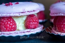 Raspberry Macaroon 이미지 (476896681) - 게티이미지뱅크 Raspberry Macaroon