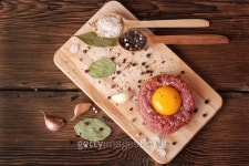 Minced meat with spices on an old wooden surface 이미지 (523511789) - 게티이미지뱅크 Minced meat with spices on an old wooden... 