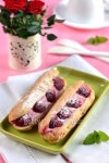 French pastry raspberry eclairs in a green plate 이미지 (495655937) - 게티이미지뱅크 French pastry raspberry eclairs in a... 