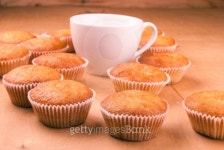 Close-up of cupcakes on wooden board. 이미지 (494124099) - 게티이미지뱅크 Close-up of cupcakes on wooden board.