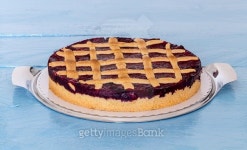 Grid rustic cake with forest berries on blue wood 이미지 (522805851) - 게티이미지뱅크 Grid rustic cake with forest berries on... 