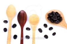 Coffee beans in a wooden spoon on isolate 이미지 (481528033) - 게티이미지뱅크 Coffee beans in a wooden spoon on isolate