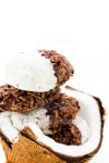 Dark dipped in white chocolate macarons 이미지 (494711733) - 게티이미지뱅크 Dark dipped in white chocolate macarons