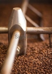 펀치드렁크 로스터리(Punchdrunk roastery) | Coffee beans in a roaster 이미지 (523382927) - 게티이미지뱅크 Coffee beans in a roaster