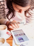 Young woman with tablet pc in a cafe 이미지 (495057567) - 게티이미지뱅크 Young woman with tablet pc in a cafe