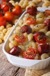 pasta baked with cheese, tomatoes and sausages vertical 이미지... 게티이미지뱅크 pasta baked with cheese, tomatoes and... 