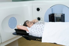 에이플러스(A+)맘 테라피 | Woman Receiving Radiation Therapy Treatments for Breast Cancer 이미지 (463541385) - 게티이미지뱅크 Woman Receiving Radiation...