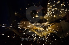 Metal grinding on steel pipe close up 이미지 (513416767) - 게티이미지뱅크 Metal grinding on steel pipe close up