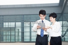 Business Woman and Man with Tablet PC Discussing Outdoors 이미지 (512155039) - 게티이미지뱅크 Business Woman and Man with... 