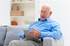 Elderly man surfing the net on tablet PC 이미지 (463311995) - 게티이미지뱅크 Elderly man surfing the net on tablet PC