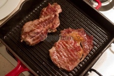 frying steak 이미지 (524374105) - 게티이미지뱅크 frying steak