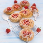 Almond cakes with vanilla and strawberries 이미지 (507543669) - 게티이미지뱅크 Almond cakes with vanilla and strawberries