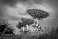 Radio telescope dish array and storm clouds, black and white 이미지 (503243025) - 게티이미지뱅크 Radio telescope dish array... 