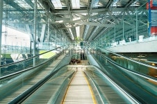 Escalators in building 이미지 (520891521) - 게티이미지뱅크 Escalators in building