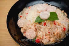 vermicelli spicy salad in black plate 이미지 (496379486) - 게티이미지뱅크 vermicelli spicy salad in black plate