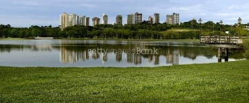 Urban park with lake and building in the background 이미지 (499279106) - 게티이미지뱅크 Urban park with lake and building in... 