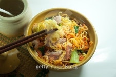 Yellow noodles with roasted pork and vegetable 이미지 (479477876) - 게티이미지뱅크 Yellow noodles with roasted pork and vegetable